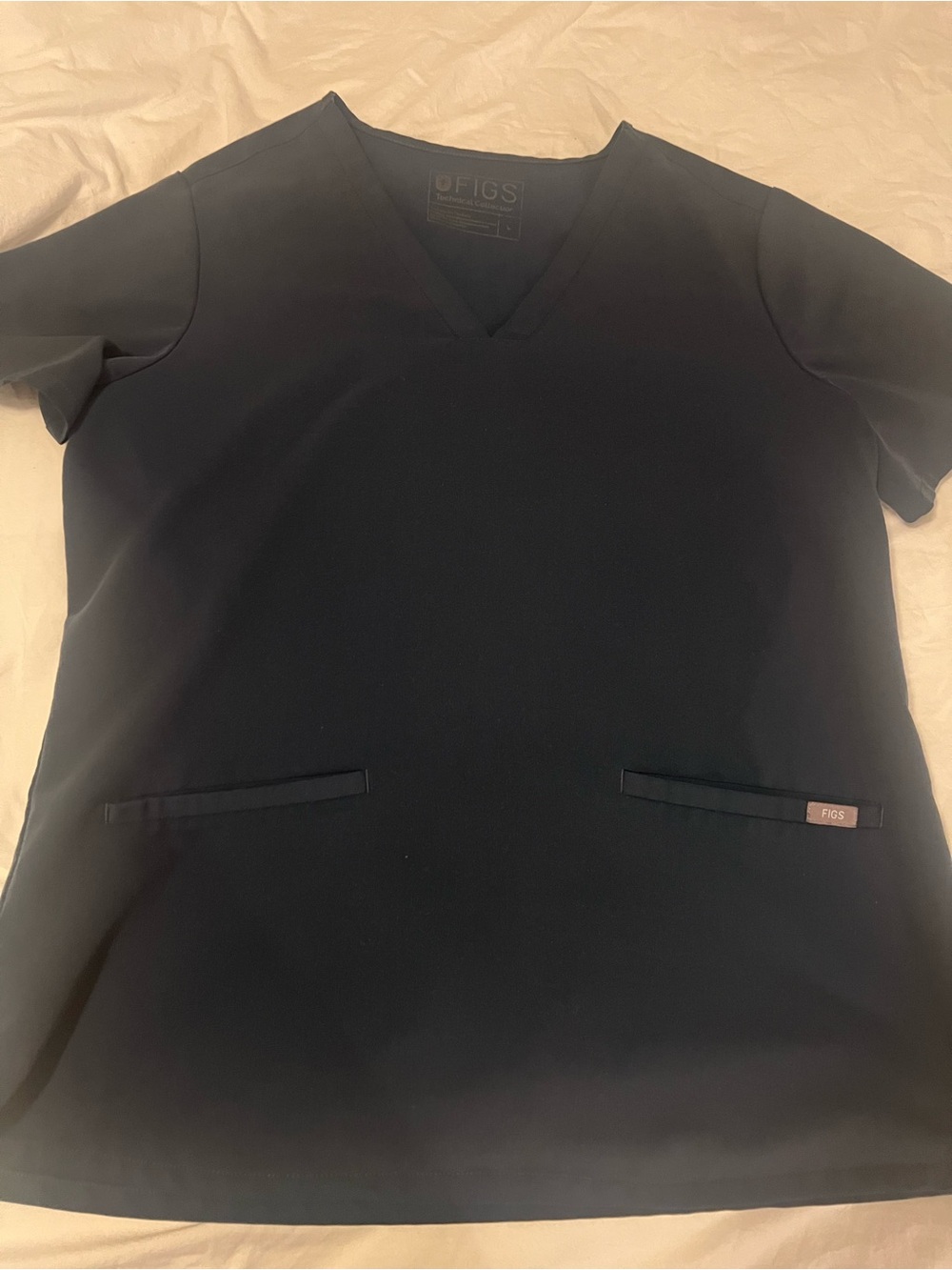 FIGS Casma Dark Harbor Size Large V Neck Scrub Top with 2 pockets